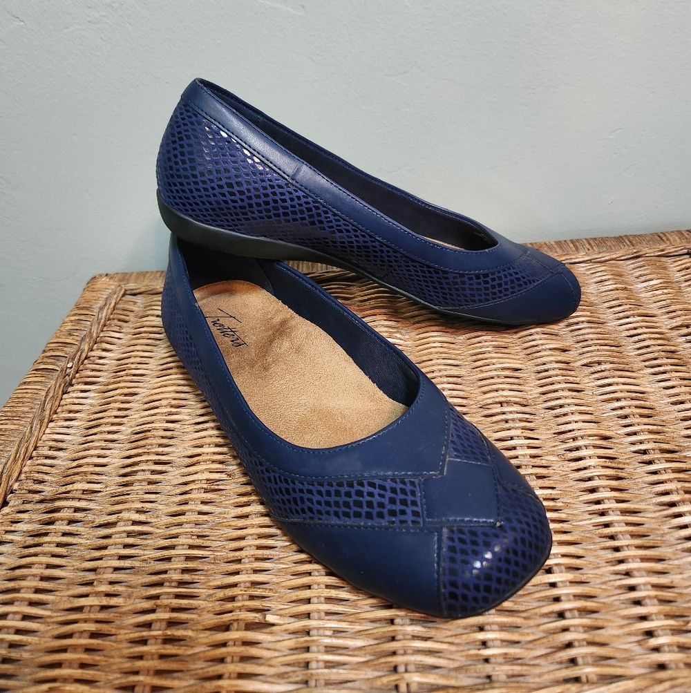 Trotters, Elegant Navy Blue Women's Flats